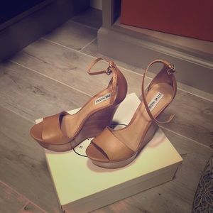Brand new Steve Madden wedge tan